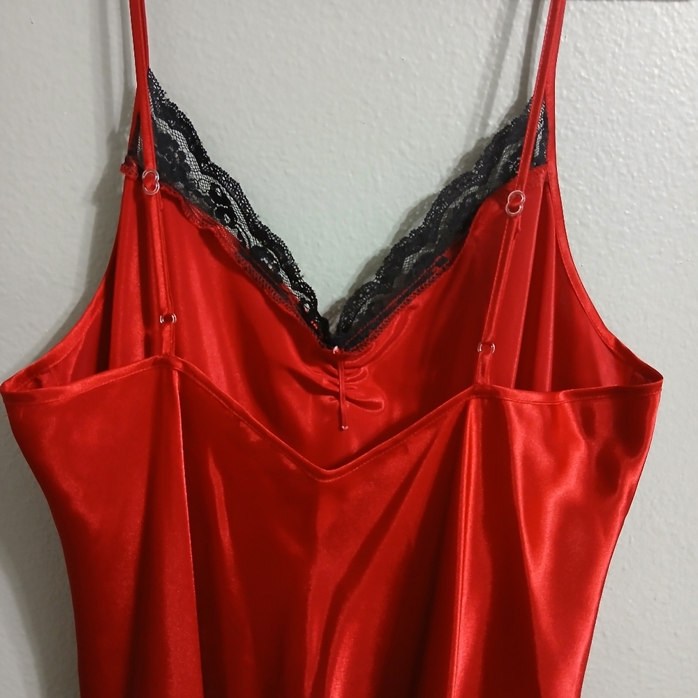 Elegant Red Satin‎ Nightgown with Lace Trim - Picture 7 of 10